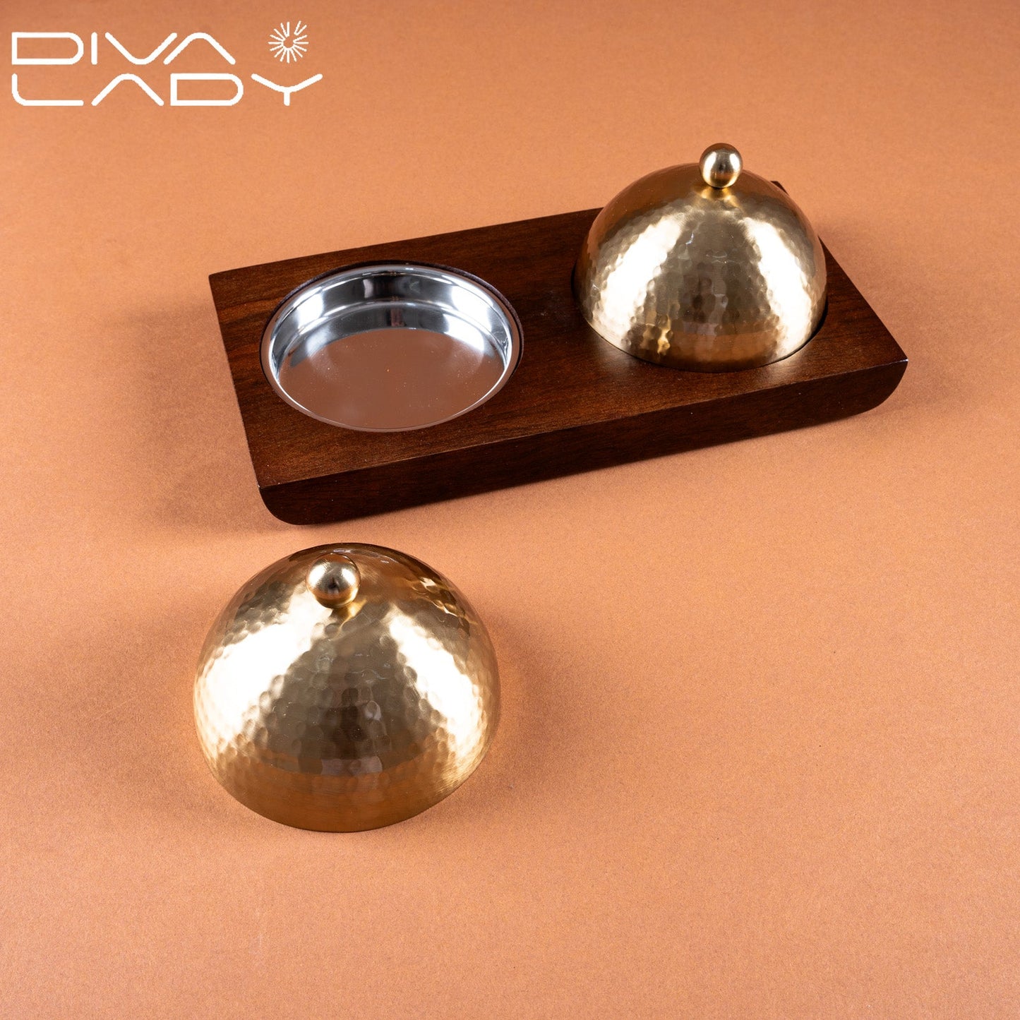 طبق تمر مع غطاء