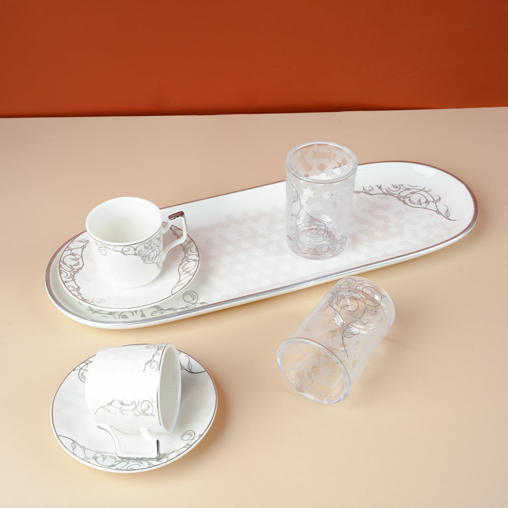 صينية مع أكواب وكؤوس