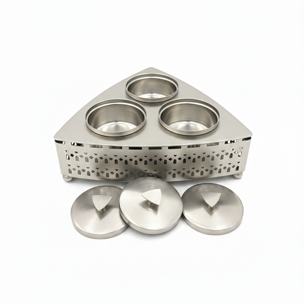 صينية مع تمرية ثلاثية معدنية بنقوش هندسية