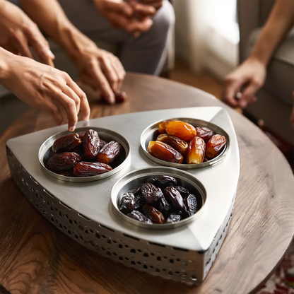 صينية مع تمرية ثلاثية معدنية بنقوش هندسية