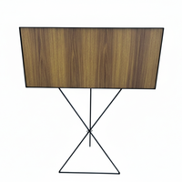 طاولة حديثة بتصميم معدني وسطح خشبي أنيق