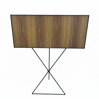 طاولة حديثة بتصميم معدني