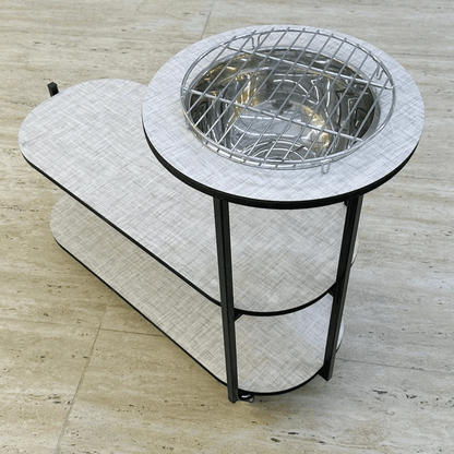 طاولة خشب وعدة شواء معدنية