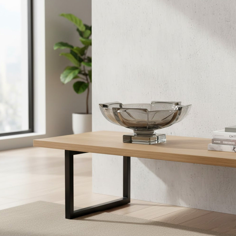 وعاء فواكه حديث من الكريستال على قاعدة