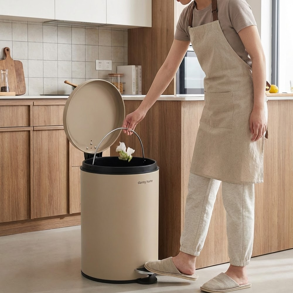 سلة مهملات بدواسة قدم