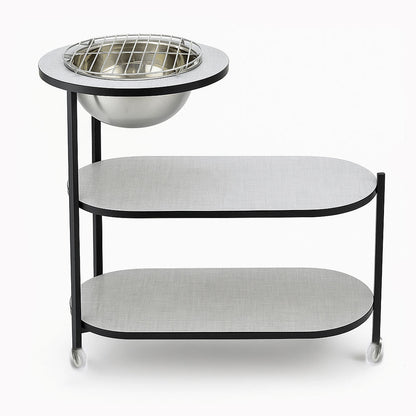 طاولة خشب وعدة شواء معدنية