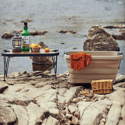 سلة  مع طاولة خشبية