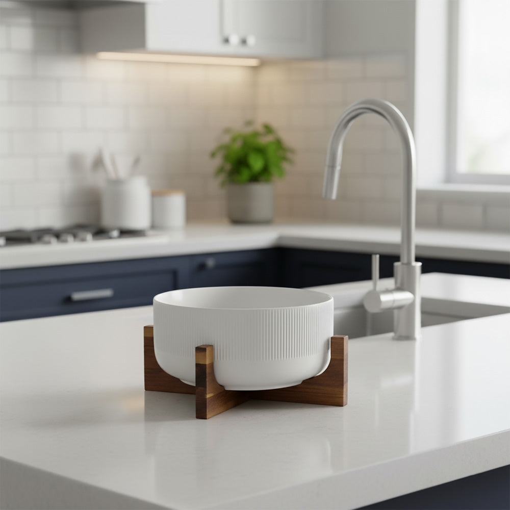 وعاء سيراميك مع قاعدة خشبية