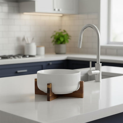 وعاء سيراميك مع قاعدة خشبية