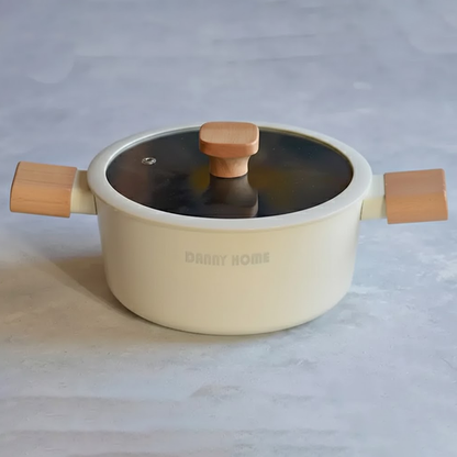 قدر طهي ومقابض خشبية