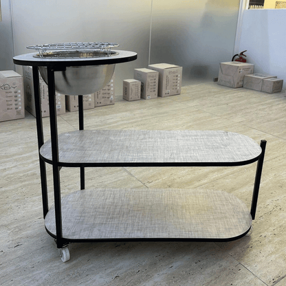 طاولة خشب وعدة شواء معدنية