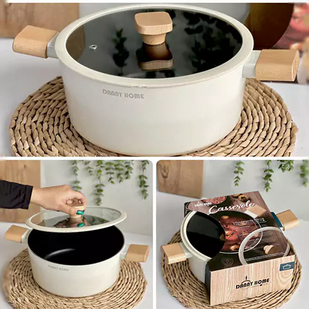 قدر طهي ومقابض خشبية