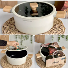 قدر طهي ومقابض خشبية