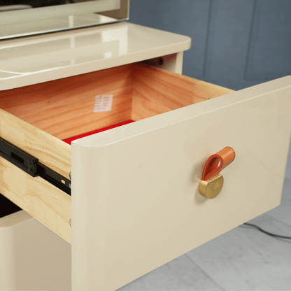 خزانة مع علاقات وأرفف وأدراج