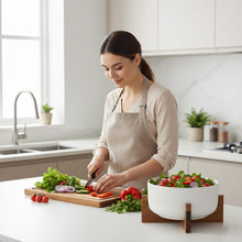 وعاء سيراميك مع قاعدة خشبية