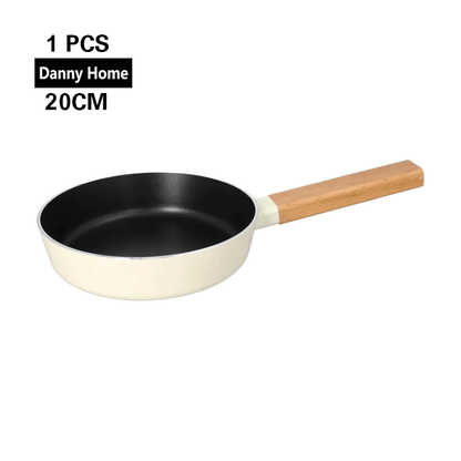 مقلاة طهي  غير لاصقة بمقبض خشبي