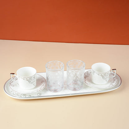 صينية مع أكواب وكؤوس