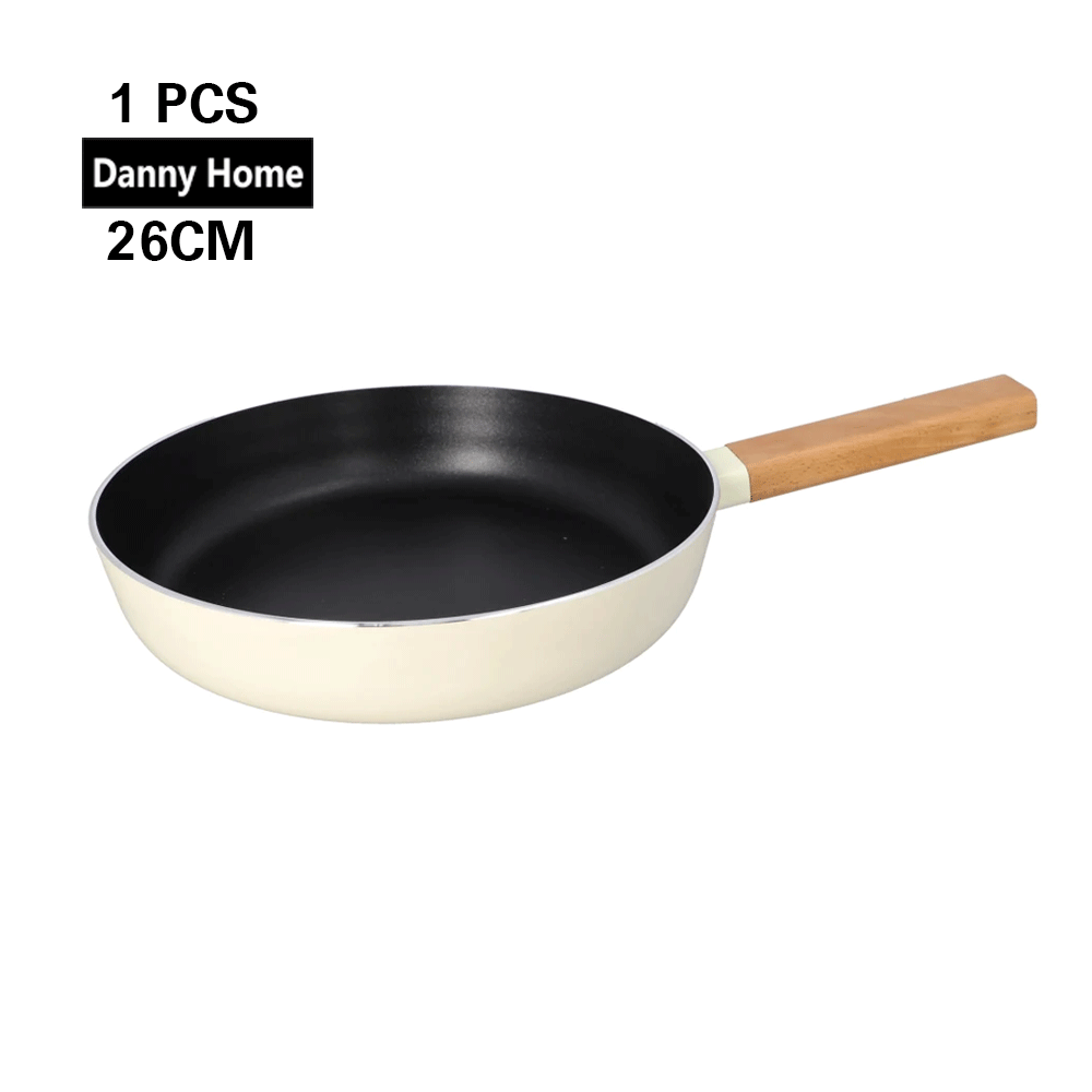 مقلاة طهي  غير لاصقة بمقبض خشبي