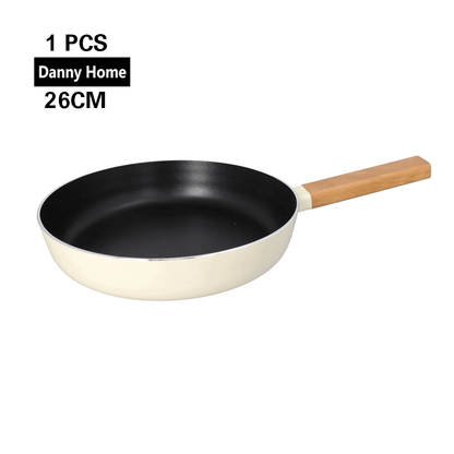 مقلاة طهي  غير لاصقة بمقبض خشبي