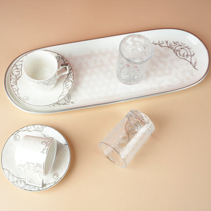 صينية مع أكواب وكؤوس