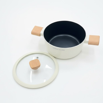 قدر طهي ومقابض خشبية