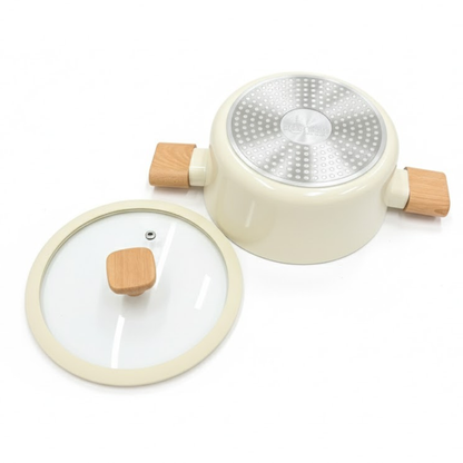 قدر طهي ومقابض خشبية