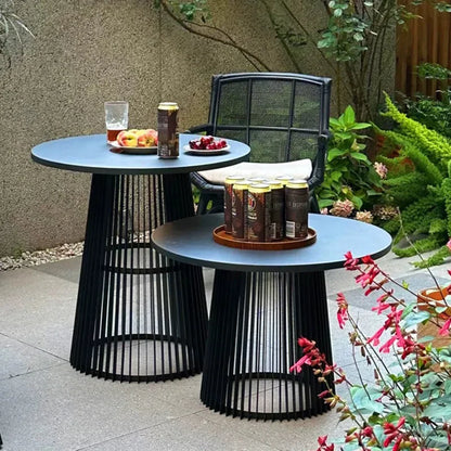 طاولة معدنية بإضاءة طاقة شمسية