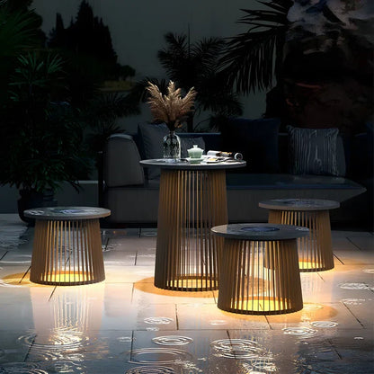 طاولة معدنية بإضاءة طاقة شمسية