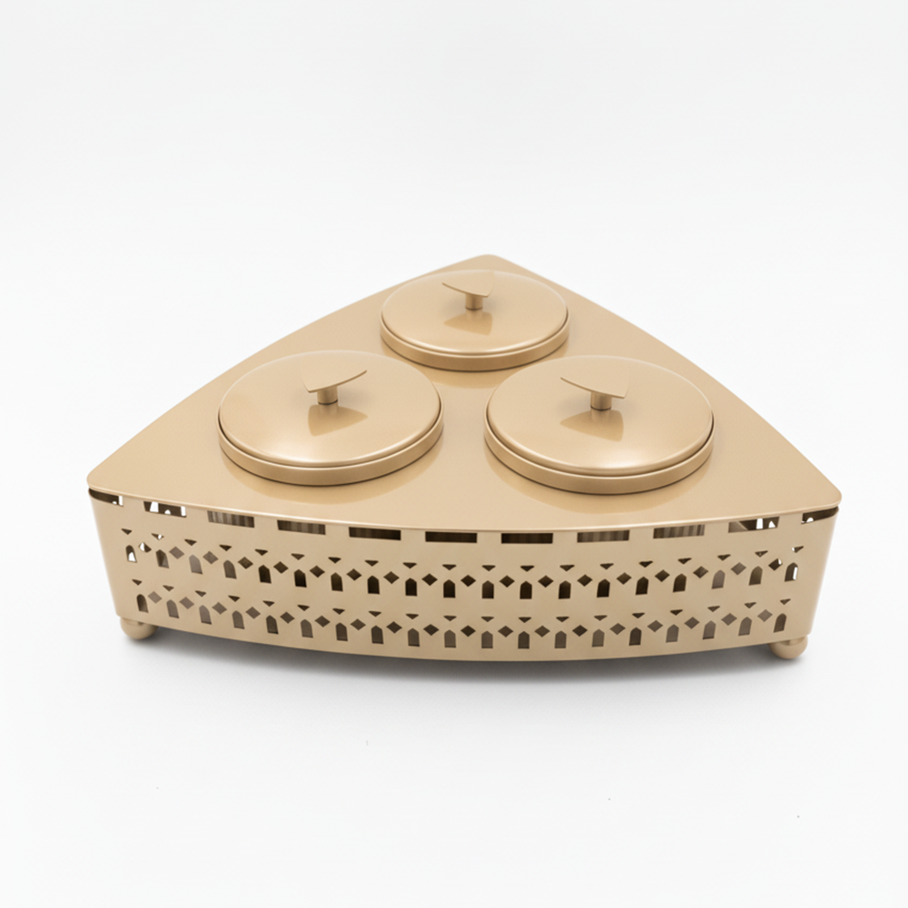 صينية مع تمرية ثلاثية معدنية بنقوش هندسية