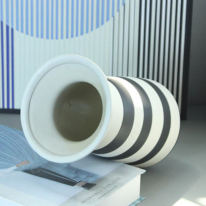 فازة السيراميك بخطوط هندسية