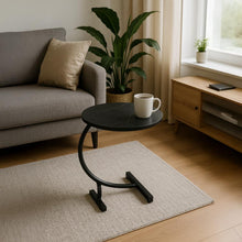 طاولة جانبية فاخرة بتصميم منحني عصري